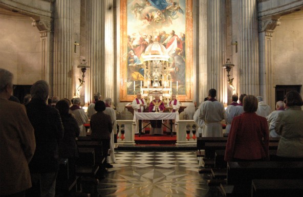 El Sr. Obispo preside la eucaristía por los sacerdotes difuntos