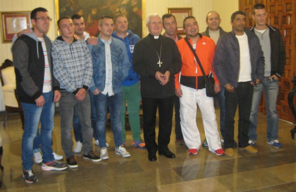 Un grupo de internos del Centro Penitenciario de Jaén felicitan al Sr. Obispo