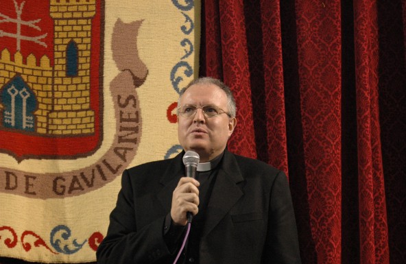 El sacerdote Fernando Chica recibirá la encomienda de la Orden de Isabel la Católica