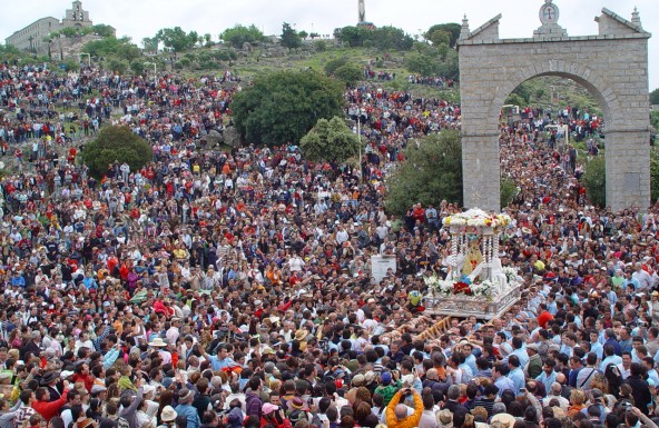 Miles de peregrinos celebran la romería de la Virgen de la Cabeza, patrona de la Diócesis