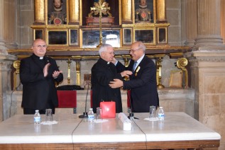 Rafael López-Sidro, director de Cáritas Diocesana, recibe la Cruz Pro-Ecclessia et Pontifice