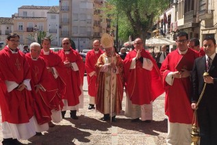 Don Ramón del Hoyo abre la Puerta de la Misericordia de la Iglesia de la Asunción de Jódar con motivo de la festividad del Santísimo Cristo de la Misericordia