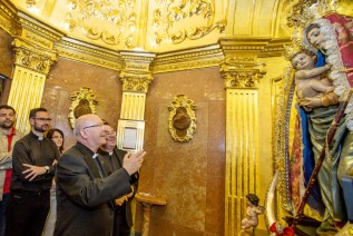 El Obispo se postra ante Nuestra Señora de las Mercedes Coronada, Patrona de Alcalá la Real