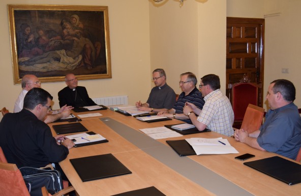 El Obispo de la Diócesis mantiene una primera toma de contacto con el Consejo de Gobierno