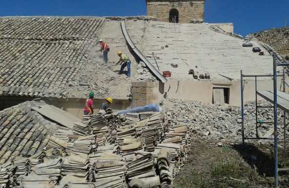 Las obras de reparación en la cubierta del templo parroquial de la Asunción de Nuestra Señora de Bedmar, avanzan según lo previsto