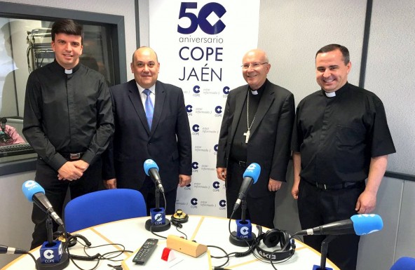 Don Amadeo visita los estudios de COPE Jaén, y es entrevistado para El Espejo de la Iglesia