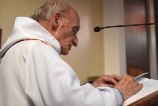 El Sr. Obispo de Jaén pide oraciones por la paz ante el atentado de Normandía