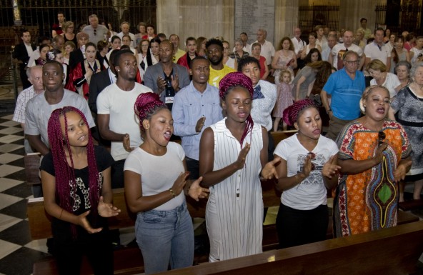 Los grupos del Folk del Mundo participan en una Eucaristía en la Catedral