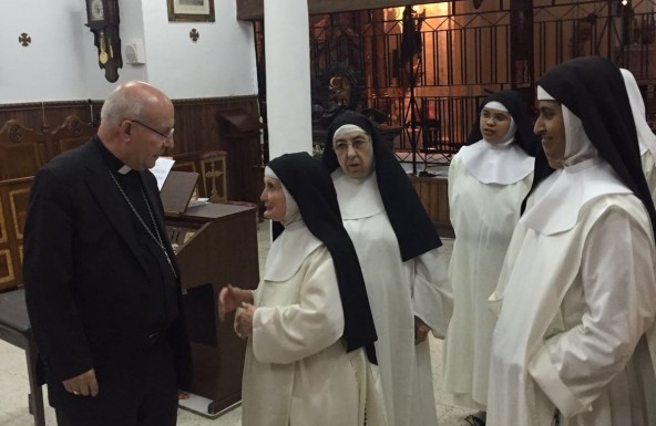 El Obispo de Jaén conoce a las Hermanas Dominicas de Villanueva del Arzobispo