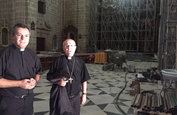 Don Amadeo visita las obras de la Parroquia de San Andrés de Villanueva del Arzobispo