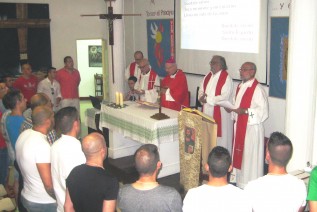 El Obispo de la Diócesis confirma a 21 internos en su primera visita a la Prisión Provincial