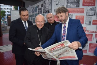 El Obispo visita la muestra del 75 aniversario de Diario Jaén