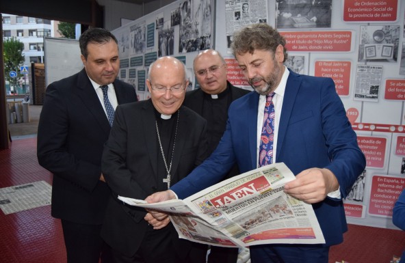 El Obispo visita la muestra del 75 aniversario de Diario Jaén