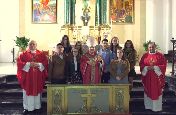 El Obispo confirma a un grupo de jóvenes en Iznatoraf