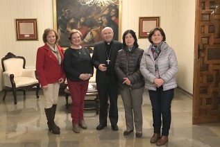 La Adoración Nocturna Femenina se reúne con el Obispo