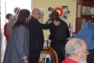 Don Amadeo visita el Hogar de Santa Clara y el Centro de Día para las personas sin techo