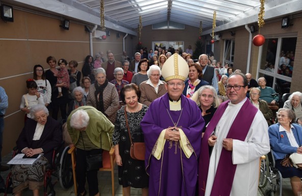 Los mayores de la residencia ‘Altos del Jontoya’ reciben la visita del Obispo de Jaén
