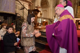 El Obispo bendice los belenes de los niños en la Catedral de Jaén