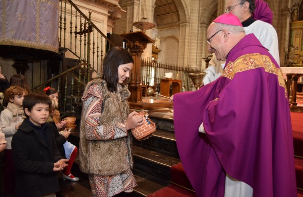 El Obispo bendice los belenes de los niños en la Catedral de Jaén