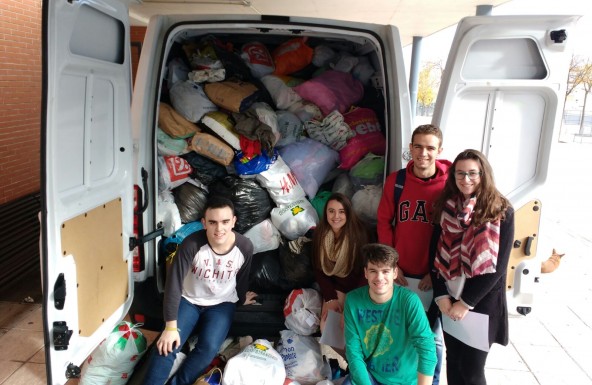 El Instituto Juan López Morillas de Jódar recoge 2500 kilos de ropa para Cáritas