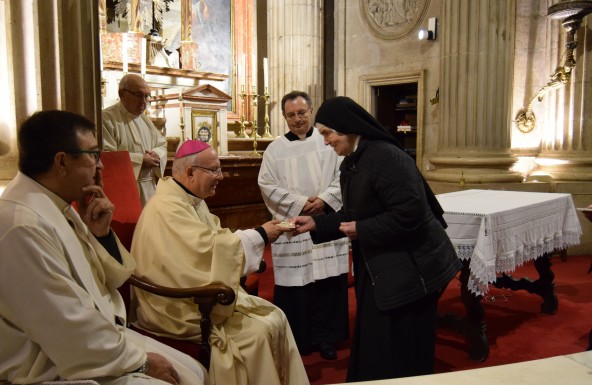 Don Amadeo preside una Eucaristía para conmemorar la Jornada de la Vida Consagrada
