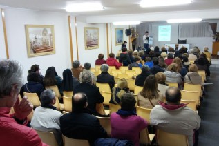 Los fieles de Villacarrillo se reúnen en la II Asamblea Parroquial para el estudio del Plan Pastoral Diocesano y celebran la Cena del Hambre