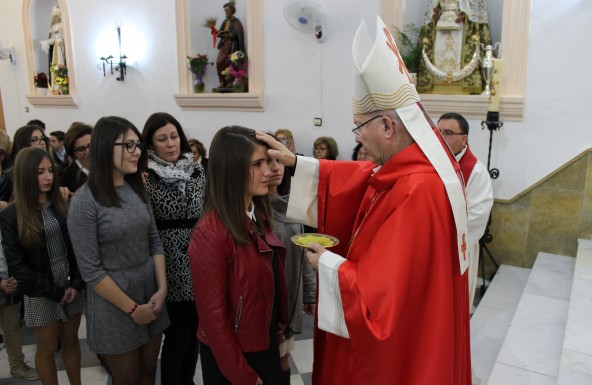 El Obispo imparte el Sacramento de la Confirmación en la  Parroquia de Ntra. Sra. de la Cabeza Huesa