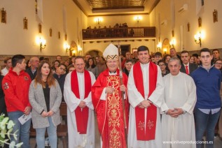 Fieles de la Parroquia de la Santa Cruz de Linares reciben el Sacramento de la Confirmación