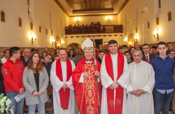 Fieles de la Parroquia de la Santa Cruz de Linares reciben el Sacramento de la Confirmación