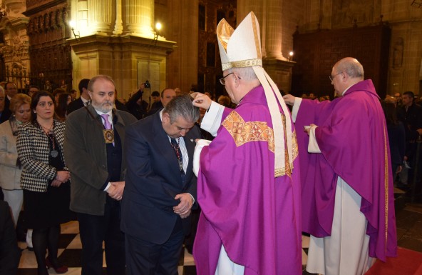 Cientos de fieles de Jaén se congregan en la Catedral para recibir la imposición de la ceniza