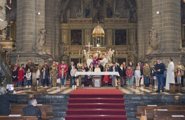 Una veintena de niños y jóvenes participan en el rito de la elección de catecúmenos