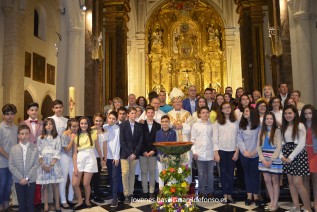 El Obispo imparte el Sacramento de la Confirmación a un grupo de fieles de la Parroquia de San Ildefonso de Jaén