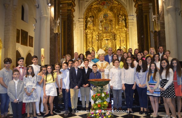 El Obispo imparte el Sacramento de la Confirmación a un grupo de fieles de la Parroquia de San Ildefonso de Jaén