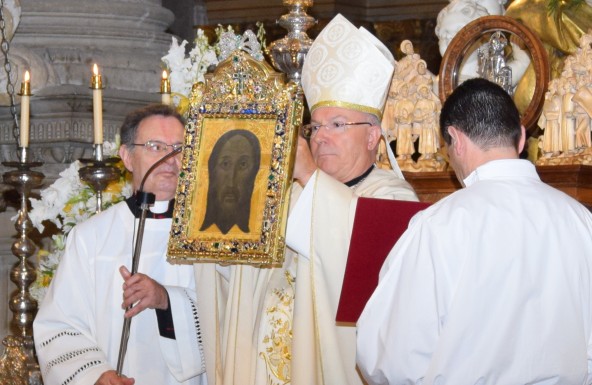 Don Amadeo preside el Vía Crucis con el Santo Rostro
