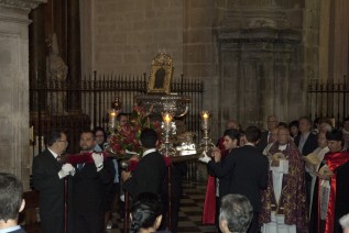 Un gran número de fieles acompañan al Obispo en el Vía Crucis con el Santo Rostro por las naves de la Catedral