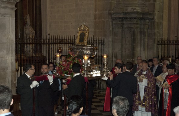 Un gran número de fieles acompañan al Obispo en el Vía Crucis con el Santo Rostro por las naves de la Catedral