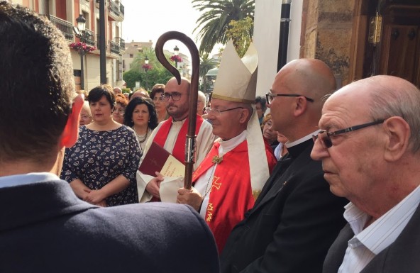 El Obispo bendice la Casa Parroquial de San Juan Evangelista en la fiesta de San Marcos, patrón de Mancha Real