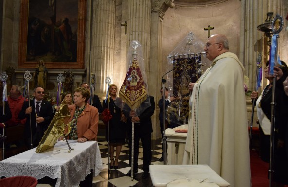 Las cofradías filiales de Jaén y Colomera veneran el Santo Rostro antes de partir hacia Sierra Morena