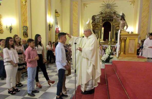 El Obispo de Jaén imparte el Sacramento de la Confirmación a 57 personas de Marmolejo