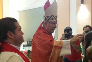 Don Amadeo imparte el Sacramento de la Confirmación en la Parroquia de San Pedro y San Pablo de Quesada