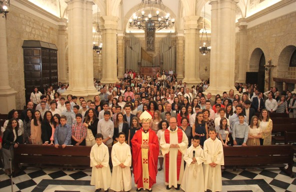 Fieles de la Parroquia de San Pedro Apóstol de Mengíbar reciben el Sacramento de la Confirmación de manos del Obispo
