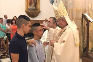 Don Amadeo confirma a una decena de adolescentes en la Parroquia Santiago el Mayor de Jimena