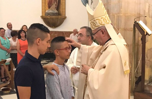 Don Amadeo confirma a una decena de adolescentes en la Parroquia Santiago el Mayor de Jimena