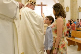 El Obispo administra el Sacramento de la Confirmación en la Parroquia de San Pablo de Baeza