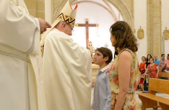 El Obispo administra el Sacramento de la Confirmación en la Parroquia de San Pablo de Baeza