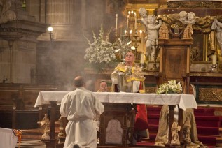 La procesión claustral de la Custodia culmina la Octava del Corpus Christi