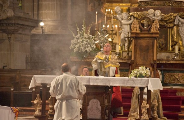 La procesión claustral de la Custodia culmina la Octava del Corpus Christi