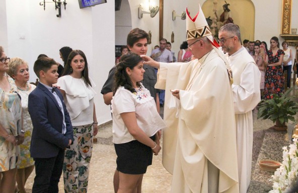 El Obispo imparte el Sacramento de la Confirmación en la Parroquia de la Asunción de Ntra. Sra. de Villargordo