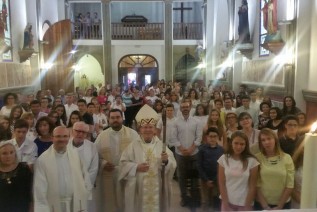 El Obispo administra el Sacramento de la Confirmación a 38 jóvenes en Arroyo del Ojanco
