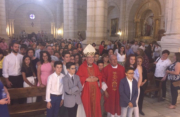 El Obispo administra el Sacramento de la Confirmación en la Parroquia de la Inmaculada Concepción de Huelma